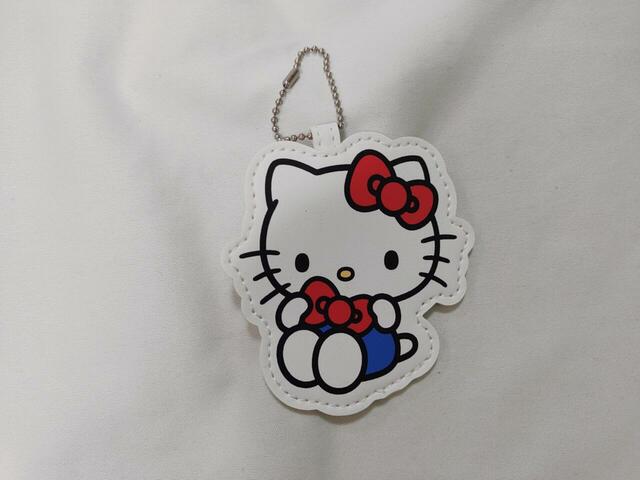 キティちゃんがリボンをもっているイラストが描かれています