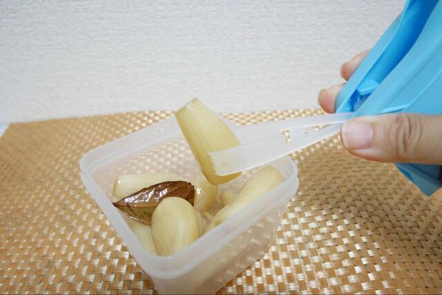 【トップバリュ フタがそのままトングになる保存容器】ツルツルした食材もつかみやすい