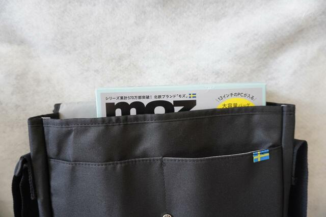 A4サイズのパッケージを入れてみると…【moz BIG SHOULDER BAG BOOK】「moz（モズ）ビッグショルダーバッグ」価格：2,475円（税込）