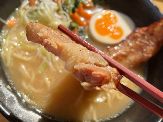 チャ―シューをがぶっ!食べ応えアリ!【東京ディズニーランドで見つけたメガグルメ】