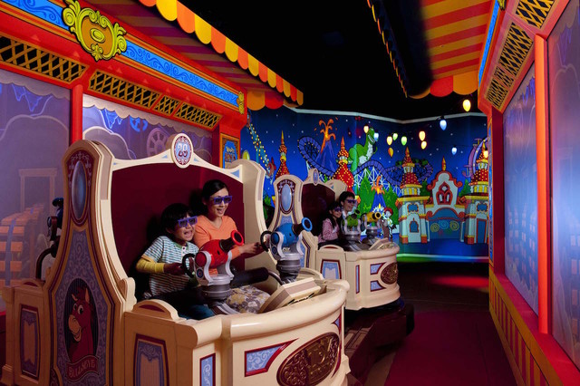 ゲストはトラムに乗って進みます