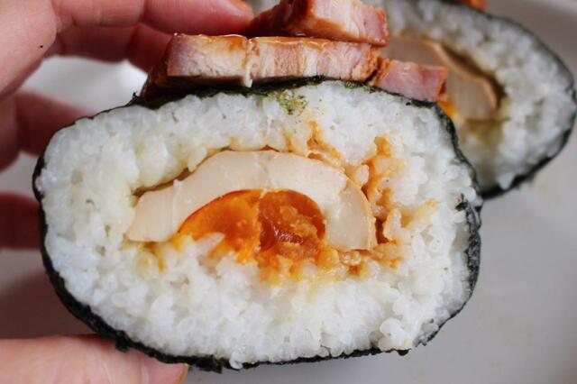 ロピア「小林さんちのおにぎり（焼豚・ローストビーフ）」　焼豚おにぎりの中には味付の煮卵入り