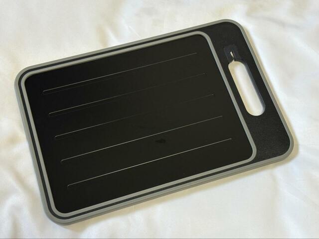 【ニトリ　解凍プレート シャープナー付きまな板】1枚に4つの機能がついているため、スペースを取らず洗い物も減らせるのが嬉しい！