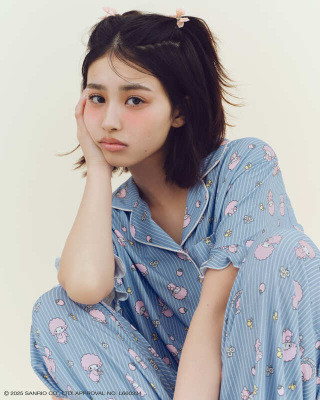 【MY MELODY】総柄開襟シャツ(全3色)各8,580円、【MY MELODY】総柄ロングパンツ(全3色)各8,580円/袖口にフリルをあしらった可愛くも品のあるデザイン