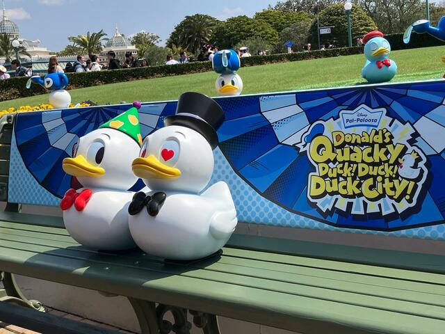 現地のデコレーションのようす【「ディズニー・パルパルーザ“ドナルドのクワッキー・ダック!ダック!ダックシティ!”」】