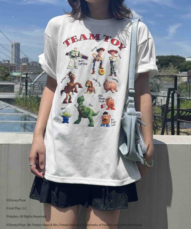 「アクリルキーホルダー付 DisneyアソートT」サックス 2,720円(税込価格 2,992円)【AS KNOW AS plus(アズノゥアズ プラス)『トイ・ストーリー』の限定デザインTシャツ】