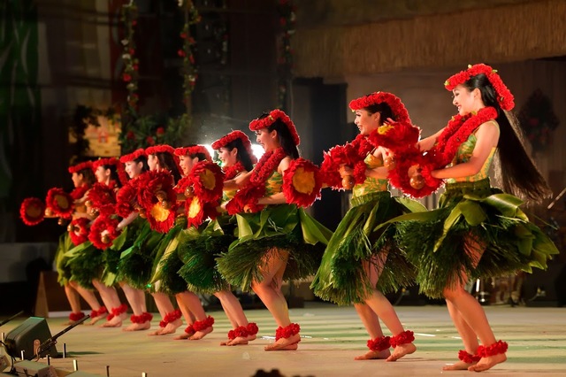 華やかな衣装も見ものです。