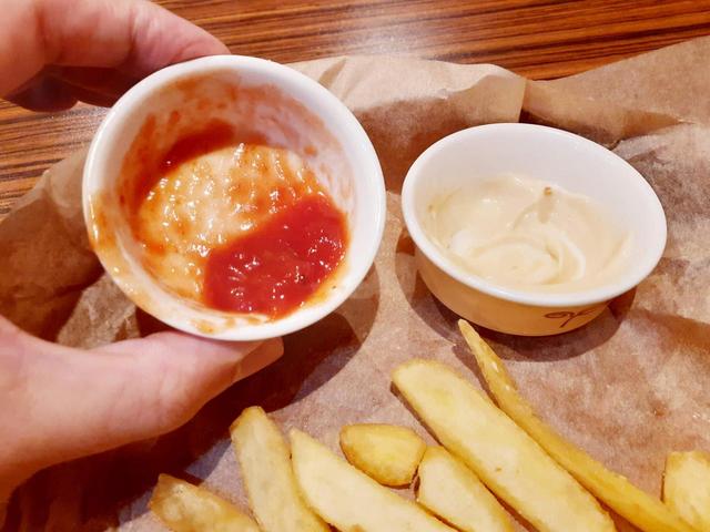 残り少なくなったトマトソースを…【びっくりドンキーのフライドポテト】