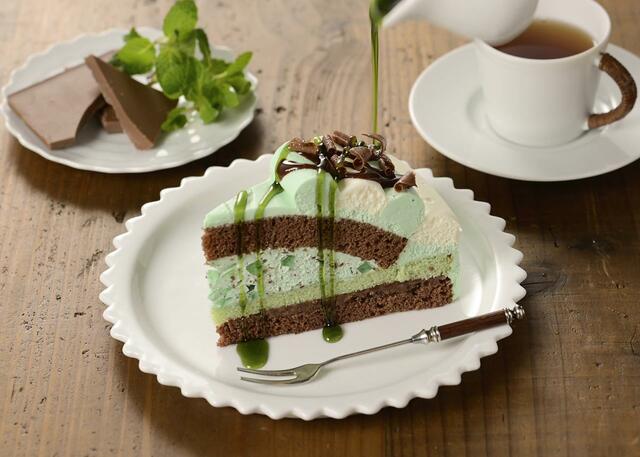 別添の追いミントソースをかけた「チョコミントケーキ」価格：460円（税込496円）【銀座コージーコーナー】