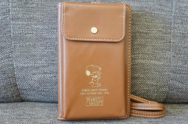 【SNOOPY LONG WALLET BOOKスマートお財布ショルダーバッグ】高級感があるお財布ショルダーバッグ