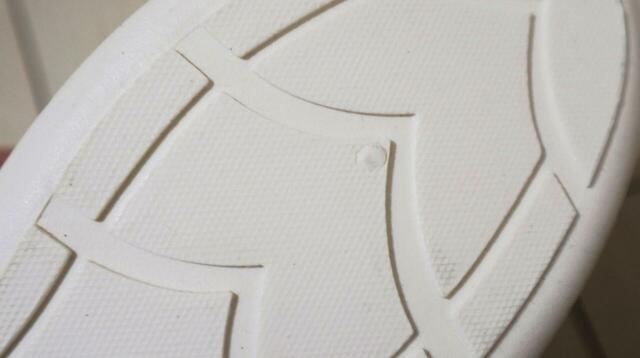 【無印良品 軽量 かかとが踏めるスニーカー】底の溝は浅めですが、歩いていて滑りを感じることはありませんでした