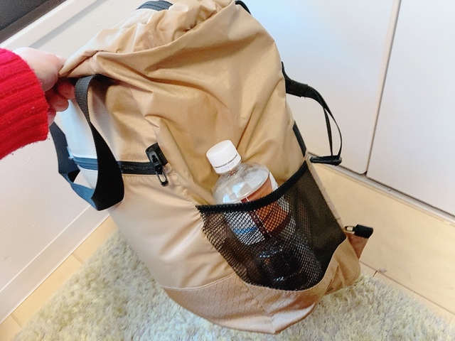 【ワークマン 撥水2WAYポケッタブルトート】両サイドにはペットボトルや折りたたみ傘を収納できるメッシュポケットも◎