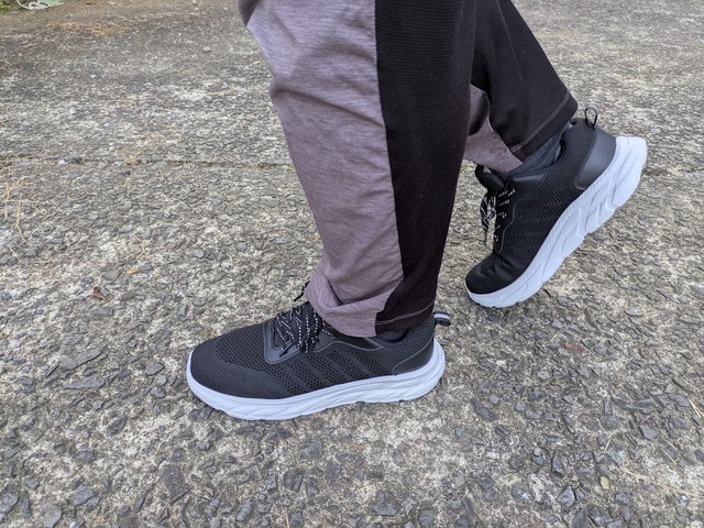 【ワークマン ガレラスシューズライト2】アスファルトを歩くときにはクッション性がやや物足りなく感じるものの、舗装されていない道や芝生の上では快適な履き心地です！