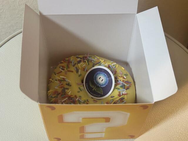  【クリスピー・クリームドーナツ×映画『ザ・スーパーマリオギャラクシー・ムービー　ハテナボックス】ピックの種類は、ヨッシーのタマゴ・スーパーキノコ・ファイアフラワー・アイスフラワー・アカこうらの全5種類からランダムで１つが入ります