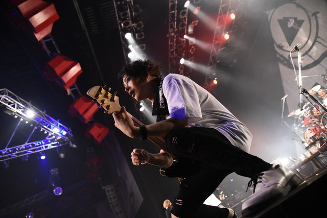 「COMMUNE」ライブレポート／今回のイベントの発起人であるミヤ（Gt）