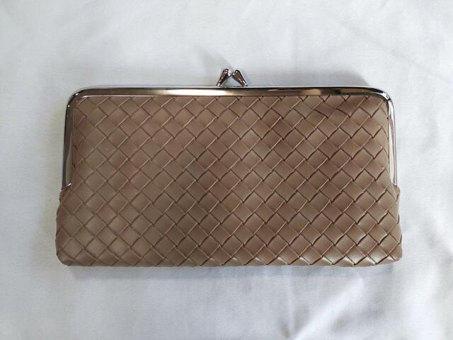 付録の財布は、落ち着いたマロンカラー