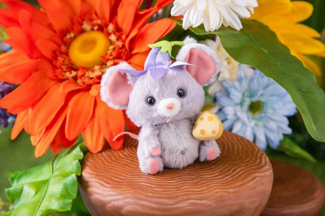 ぬいぐるみチャーム 2,200円|「フェアリー・ティンカーベルのビジーバギー」をテーマにしたグッズ|東京ディズニーシー新テーマポート「ファンタジースプリングス」販売店舗:東京ディズニーシー「エンポーリオ」|発売日:2024年5月28日(火)