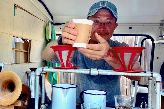 店主の吉田眞一さんが挽きたてのコーヒーを淹れてくれる