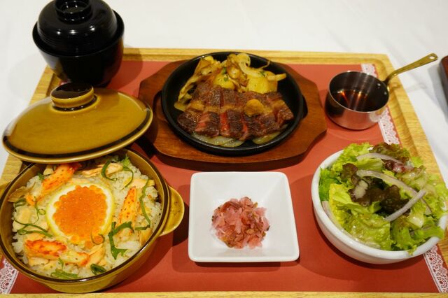 【ロイヤルホスト】「花咲蟹といくらの和風ピラフ＆黒毛和牛ステーキ（サラダ・味噌汁・漬物付）」3,938円（税込）