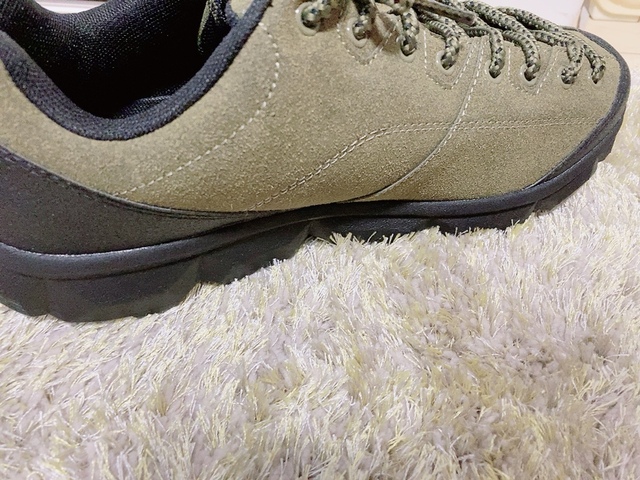 【ワークマン DIA高撥水シューズ アーバンハイク】ボディのステッチが高級感を演出します