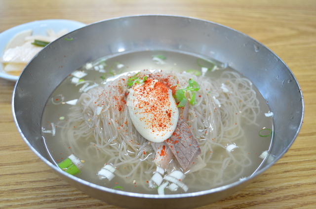 「乙支麺屋」のムル冷麺は10000ウォン。スタンダードな美味しさ