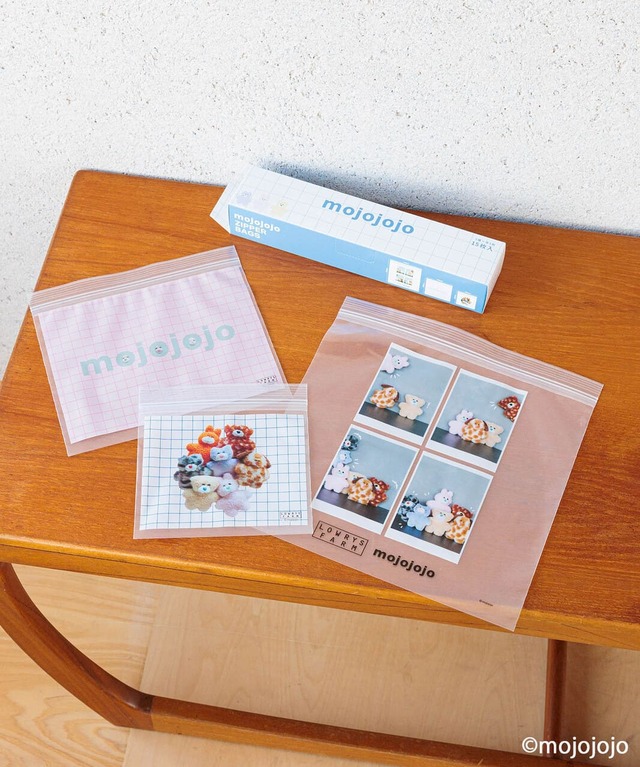 【LOWRYS FARM×mojojojo】「【mojojojo】/ZIPバッグSET」990円/ぬいぐるみキーチャームの実写アートを使用
