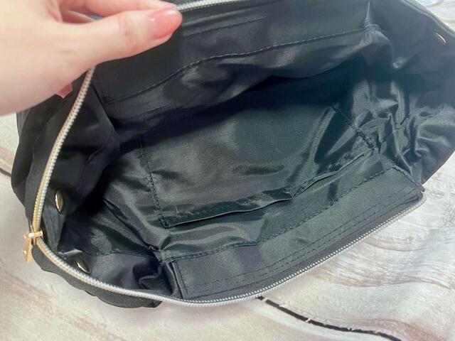 内側にはオープンポケットがひとつ。スマホを入れるのにぴったり。