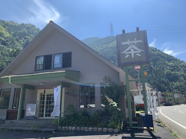 周辺の観光スポットのことが聞けたり薬草のワークショップが楽しめるカフェ〈はるひ案内所〉