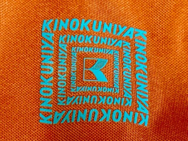 紀ノ国屋ロゴはターコイズブルーでプリントされています。おしゃれ！