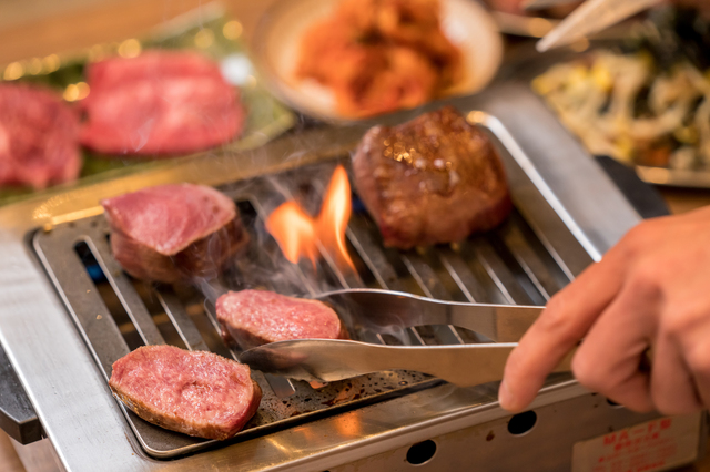 最高の焼加減で提供される“厚切り肉”