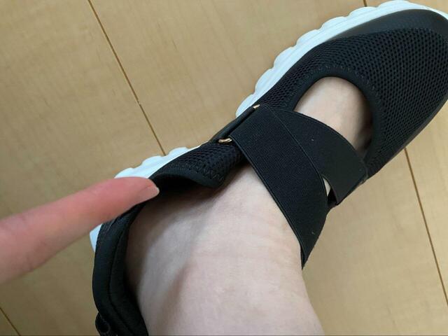 【GLOBAL WORK エアかるクッションベルトスニーカー】ゴムベルト仕様になっているので、足をスッと入れるだけで履けます◎