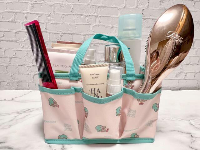 フロントのポケットにはコームやヘアブラシ、ハンドクリーム、ルームスプレーを入れてみました！