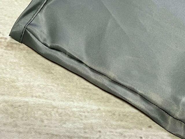 素材はつるんとしたポリエステル。厚みのあるしっかりとした生地です