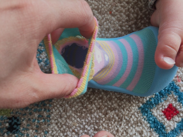 【アディパス ベビーフィート】靴下のように履かせられる