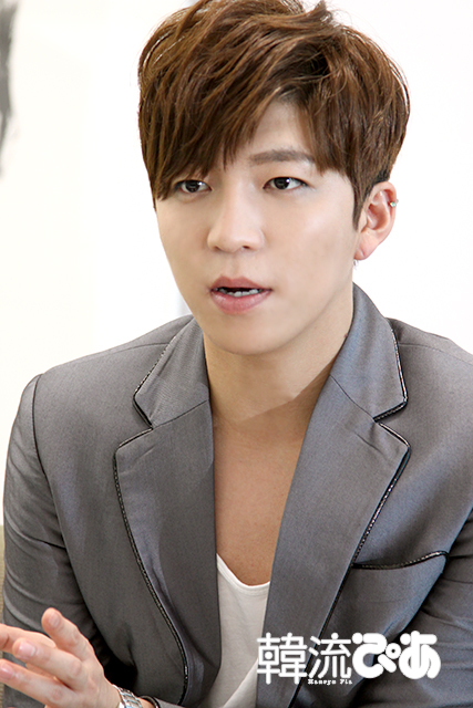 スヒョン(from U-KISS)　真剣に答えてくれています