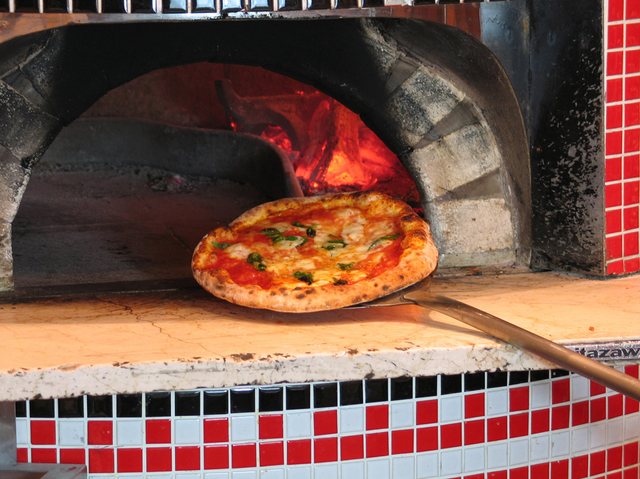 「ピッタ ゼロゼロ」の店内にある石窯。焼きたてのピッツァが味わえる。