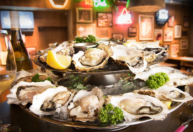 様々な種類の生牡蠣を24個盛り合わせた圧巻の「24 OYSTER PLATTER（オイスタープラッター）」