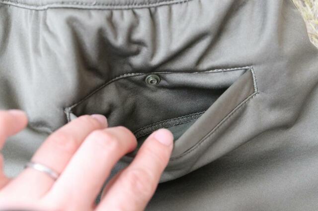 【ワークマン レディースウォームバーサタイルパンツ】お尻ポケットにはボタン付き、ものを落としにくい