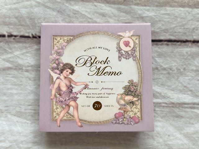 モスグリーンと淡いすみれ色の2色展開。こちらは淡いすみれ色です