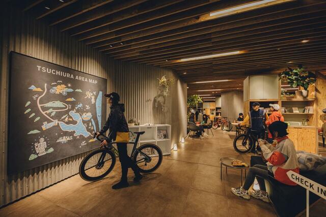 【BEB5土浦 by 星野リゾート】広々としたホテルのエントランス。サイクルスペースやメンテナンスルームもあります