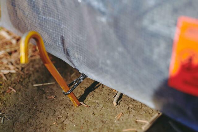 ペグを打ち付けて設置もOK【hinata「アウトドアトラッシュバッグ」】