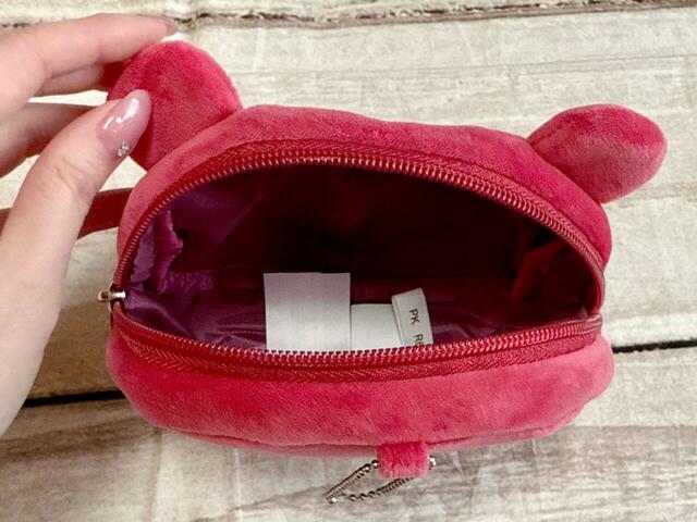 内側は仕切りやポケットなどはないシンプルな作り