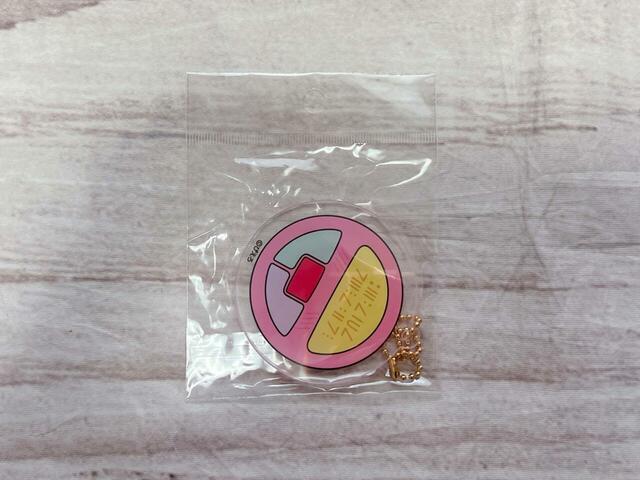 チャームは別でついてきます