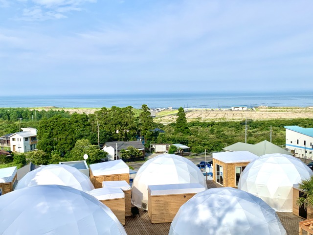 施設最上階のプールから、ドームテントと海が一望できてが映える！