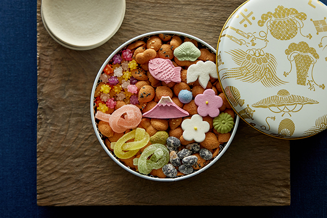 【DEAN & DELUCA】銀座菊廼舎 冨貴寄 ことほぐ（税込2,484円）／和風クッキーに金平糖や和三盆、落雁、打ち物などの干菓子が入ったお菓子缶　※一部店舗のみ取扱