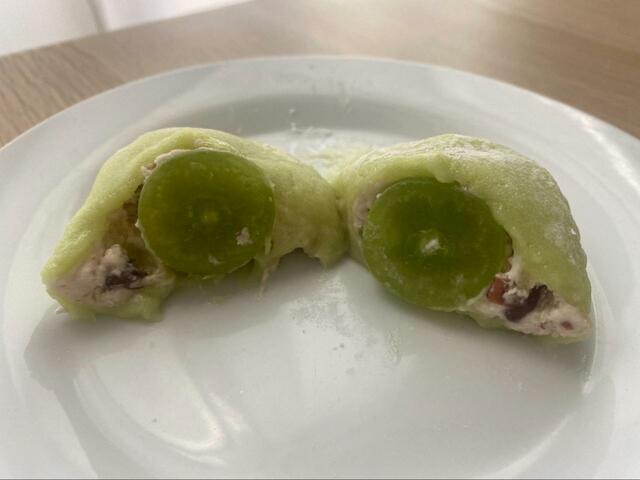 【シャトレーゼ　山梨県産シャインマスカットのぶどう大福ホイップクリーム入り】種無しなのでパクッと食べられる