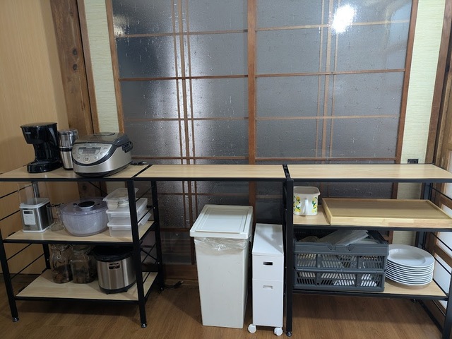 【アイリスオーヤマ 組立簡単 連結スチールラック】収納の少ないキッチンにも便利。前に引き出すタイプの収納やごみ箱なら、その上に棚板を設置することも可能です