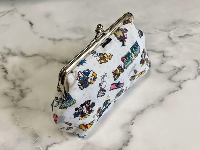 ものを入れるとフォルムがコロンとしてさらにキュート！【Disney Store（ディズニー ストア）30周年限定特別柄 がま口ポーチ】