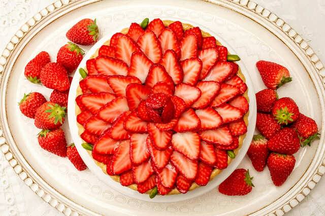 「イチゴのバラのタルト」whole (17cm) ¥ 5,400 ※ホールケーキのみ販売