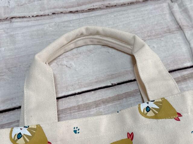 【しまむら×mofusand ミニトート】ハンドルは短め。中央が二つ折りで縫われており、持ちやすい工夫が凝らされています◎